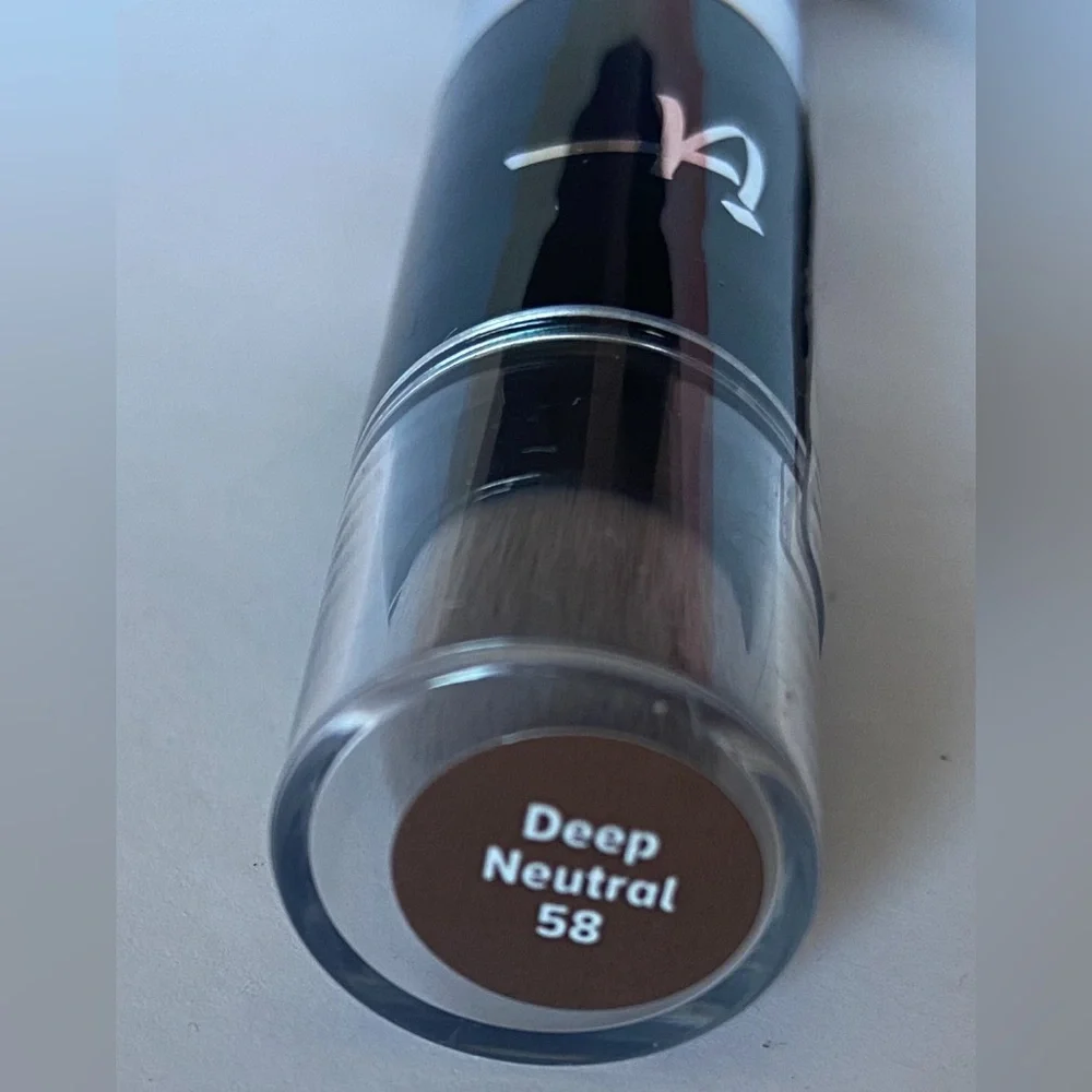 It Bye Bye dark spots concealed Smooths out beautifully for flawless skin